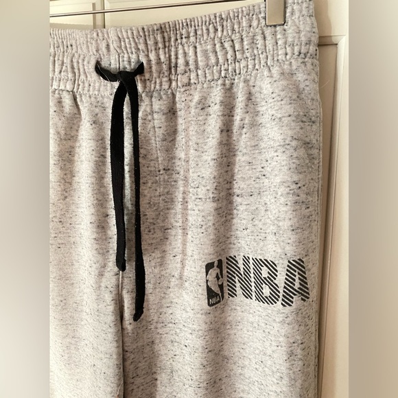 NBA sweatpants light gray.men's M.elastic waist band & hem.drawstrings.3 Pockets - Picture 6 of 8